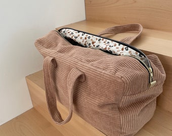 Sac aux dimensions idéales pour votre bagage cabine, de sport ou sac à langer - en velours côtelé et intérieur assorti