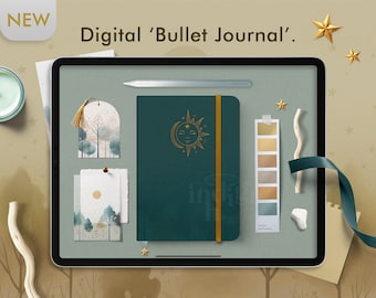 Peut inclure: L'écran d'une tablette numérique affiche une maquette d'un journal vert avec un motif soleil et lune doré. Le journal est entouré d'autocollants numériques et d'un stylet. Le texte "Digital 'Bullet Journal'" est affiché au-dessus du journal.