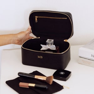Personalisierte schwarze Saffiano Leder Eitelkeitstasche, Makeup Tasche mit Monogramm, Saffiano Leder Kosmetiktasche, personalisiertes Geschenk für sie, Reisen