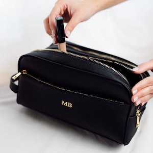 Personalisierte Kulturtasche, schwarzes Saffiano Leder, Makeup Tasche mit Monogramm, Saffiano Leder Kosmetiktasche, personalisiertes Geschenk für sie, Reisen
