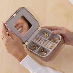 Custodia da viaggio per gioielli personalizzata, monogramma con nome/iniziali, scatola per gioielli in pelle personalizzata, damigella d'onore, regali, regali per lei, regalo di Natale
