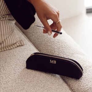 Gepersonaliseerde zwart etui, monogramcadeau, mini make-uptasje, saffianoleer, gepersonaliseerd cadeau voor haar, stationair