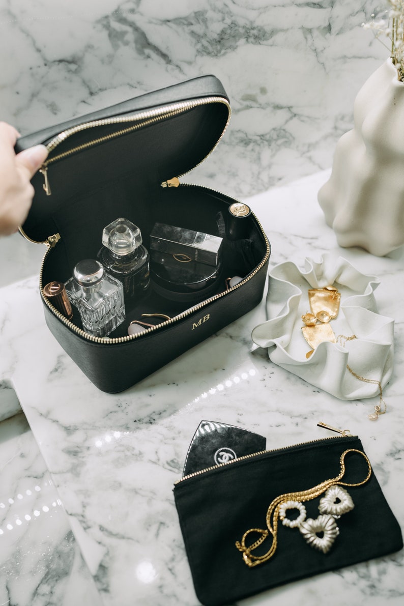 Étui de vanité en cuir Saffiano noir personnalisé, sac de maquillage avec monogramme, sac cosmétique en cuir Saffiano, cadeau personnalisé pour elle, voyage image 6