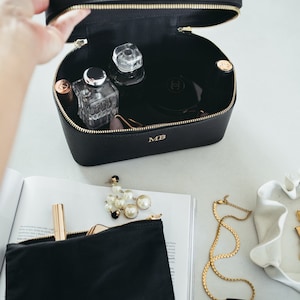 Étui de vanité en cuir Saffiano noir personnalisé, sac de maquillage avec monogramme, sac cosmétique en cuir Saffiano, cadeau personnalisé pour elle, voyage image 4