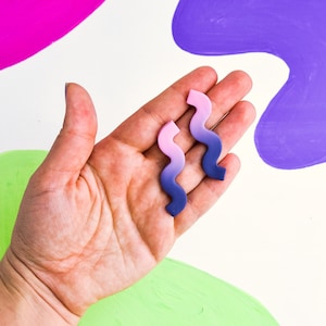 Rosa und Lila Ombre Squiggle Ohrring | Polymer Clay gewellt Ohrstecker | Abstrakte, verschnörkelte Ohrhänger aus Metall