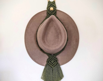 Suporte ou cabide de macramê para chapéus - Estilo boho, eclético e moderno para guardar, exibir e presentear.