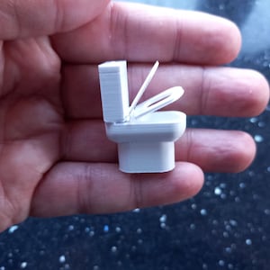 Dolls House 1:24 Toilet, with opening and closing lid and seat.