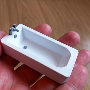 Dolls House 1:24 Bath, with Silver Faucet