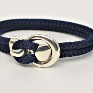 Armband zeiltouw 5 mm marineblauw met tuimelsluiting en metalen kraal