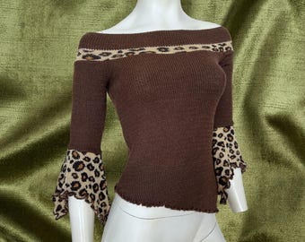 Suéter vintage marrón de punto con hombros descubiertos, estilo años 2000, estampado animal asimétrico, manga pañuelo, estilo francés vintage, talla pequeña