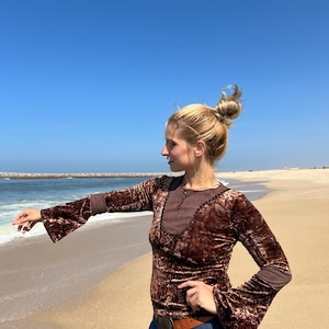 Top de terciopelo arrugado con mangas acampanadas y efecto tie-dye Y2K, top grunge de hadas, ropa Pixie, top Goblincore Whimsigoth, boho chic, gitano, vintage francés