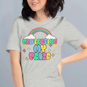 Camiseta unisex con letras de burbujas de arcoíris de colores que protegen mi paz, vibraciones positivas, regalos para ella, camisetas para maestras, camisetas para mamás, agradecimiento