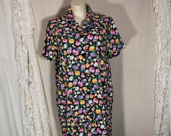 1980s housedress - Modest length, short sleeves, button front, collared v-neck and pockets - Floral pattern duster