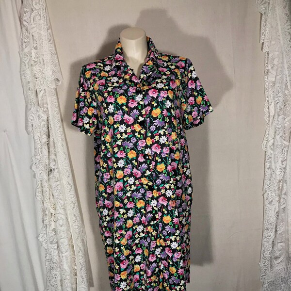 1980s housedress - Modest length, short sleeves, button front, collared v-neck and pockets - Floral pattern duster