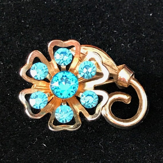 Bright aqua Coro brooch - Vintage floral swirl pi… - image 1