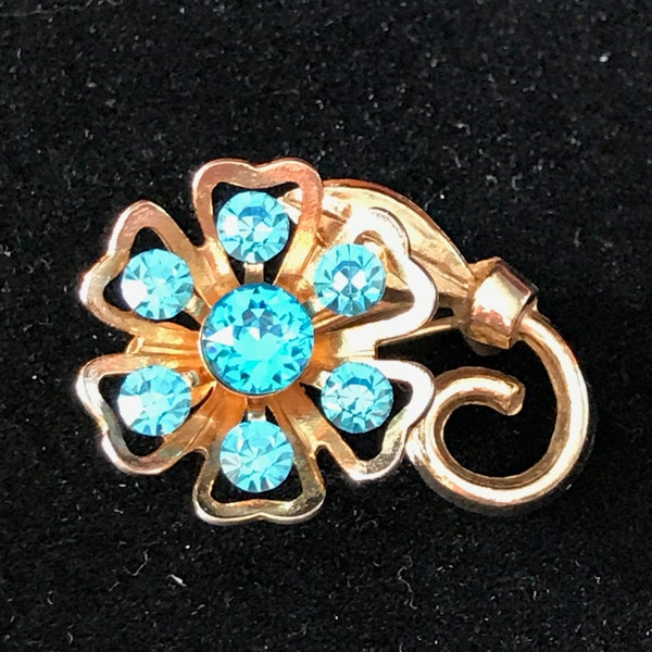 Bright aqua Coro brooch - Vintage floral swirl pin - Sparkling aquamarine/topaz colored stones, Goldtone flower shape - Twee fairy vibe