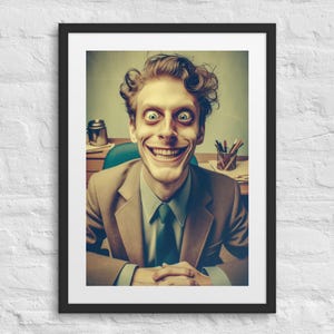 Peut inclure: Impression encadrée d'un homme avec un large sourire inquiétant et des yeux exorbités. Il porte un costume beige, une cravate bleue et une chemise bleu clair. Le fond montre un bureau avec des fournitures de bureau.