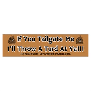 Może przedstawiać: Brązowy naklejka na zderzak z kreskówkowym emotikonem kupy i tekstem "If You Tailgate Me I'll Throw A Turd At Ya!!!" The Phantom Union - Etsy | Designed By Ghost Sasha E.