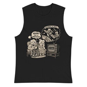 Könnte beinhalten: Schwarzes ärmelloses Shirt mit einer Cartoon-Illustration. Die Grafik zeigt ein älteres Ehepaar, das auf einen Fernseher mit der Aufschrift "No Signal" reagiert. Eine Sprechblase zeigt Aliens und einen Satelliten mit dem Text "Meanwhile in Space."