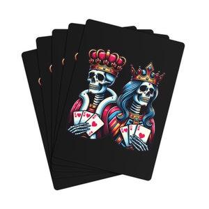 Cartes de poker gothiques roi et reine de coeur squelette