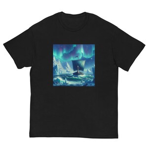 Op de afbeelding: Zwart T-shirt met een vierkante print met een Vikingschip dat op een woelige zee vaart onder het noorderlicht. Het kunstwerk gebruikt blauwe, groene en witte tinten om een dramatische scène te creëren.