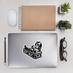 Goth kistmeisje speelt met haar pop | Goth bubbelvrije stickers