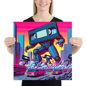 Puede incluir: Un póster vibrante que presenta un paisaje urbano retro-futurista con un robot gigante de cinta VHS que domina la escena. Otros robots VHS y vehículos rosas pueblan las calles. El fondo tiene un cielo con gradiente rosa y amarillo.