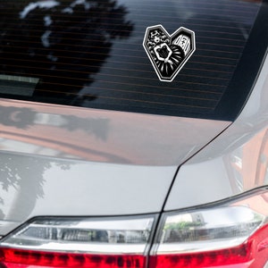 Vampierdame ligt in een kist in de vorm van een hart | Goth bubbelvrije stickers