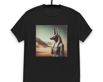 Camiseta clásica unisex con temática del Antiguo Egipto: Anubis de pie en el desierto