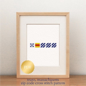 Può includere: Un motivo a punto croce incorniciato con un design blu, giallo e rosso. Il motivo è presentato su uno sfondo bianco e incorniciato in una cornice di legno chiaro. Il testo "truro, massachusetts zip code cross stitch pattern" è in basso.