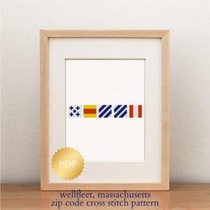 Puede incluir: Un patrón de punto de cruz enmarcado con una serie de diseños de banderas coloridas. Las banderas son azules, amarillas, rojas y blancas. El texto en la parte inferior dice "wellfleet, massachusetts zip code cross stitch pattern."