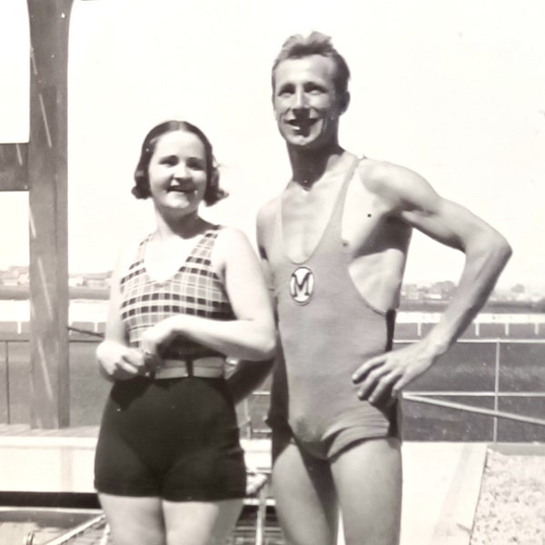 Snap shot - Original Vernacular photograph from the 40s - The lifeguard and the young girl at the edge of the pool - Man in a swimsuit