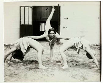 Originalfotografie aus den 1930er Jahren - Frauensport - Körperübungen - Bodenturnen - Dreierfigur - Beweglichkeit