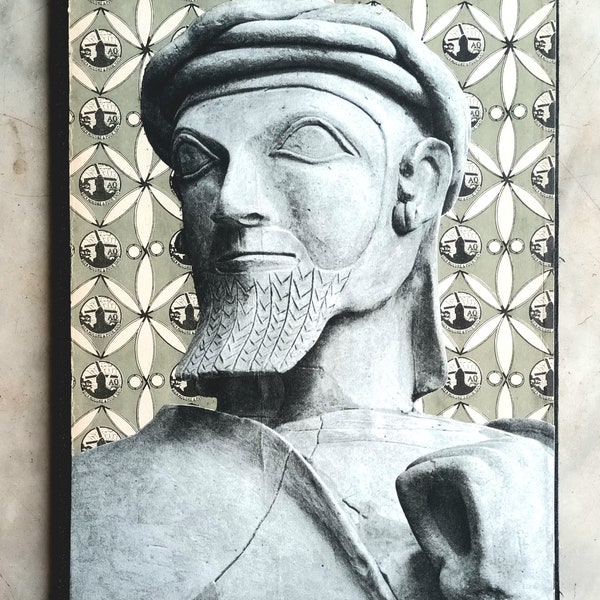 L'homme de Chypre - Collage original sur plat de livre Art Déco surcyclé - Décor de moulins - Art grec archaïque - Statuette votive d"homme