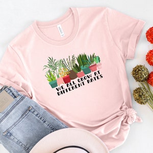 Wir alle wachsen mit unterschiedlichen Raten Lehrer-T-Shirt, zurück zur Schule