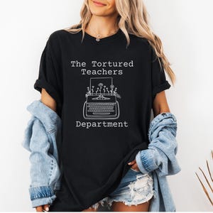 Das gefolterte Lehrer-Abteilung Komfortfarben-Grafik-T-Shirt