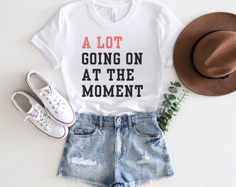 Muita coisa acontecendo no momento Camiseta inspirada em Red Taylor