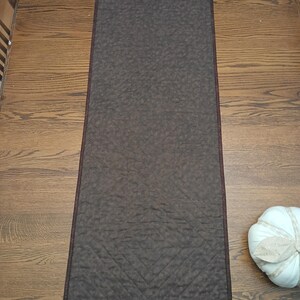 Handcrafted Quilted Table Runner: Rich browns, beige and pumpkin fabrics. Fall floral feature fabric, 17" x 48" 画像 3