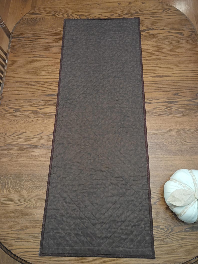 Handcrafted Quilted Table Runner: Rich browns, beige and pumpkin fabrics. Fall floral feature fabric, 17" x 48" 画像 3