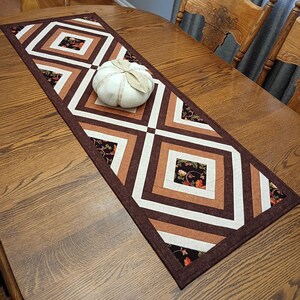 Handcrafted Quilted Table Runner: Rich browns, beige and pumpkin fabrics. Fall floral feature fabric, 17" x 48" 画像 5