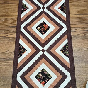Handcrafted Quilted Table Runner: Rich browns, beige and pumpkin fabrics. Fall floral feature fabric, 17" x 48" 画像 2