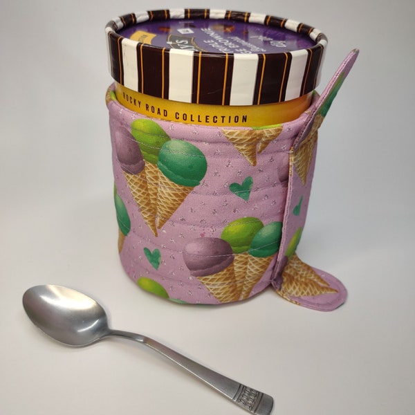 Quilted quart size ice cream cozy for a round container. Keep your hands warm while enjoying a cold snack or while serving up a party treat.