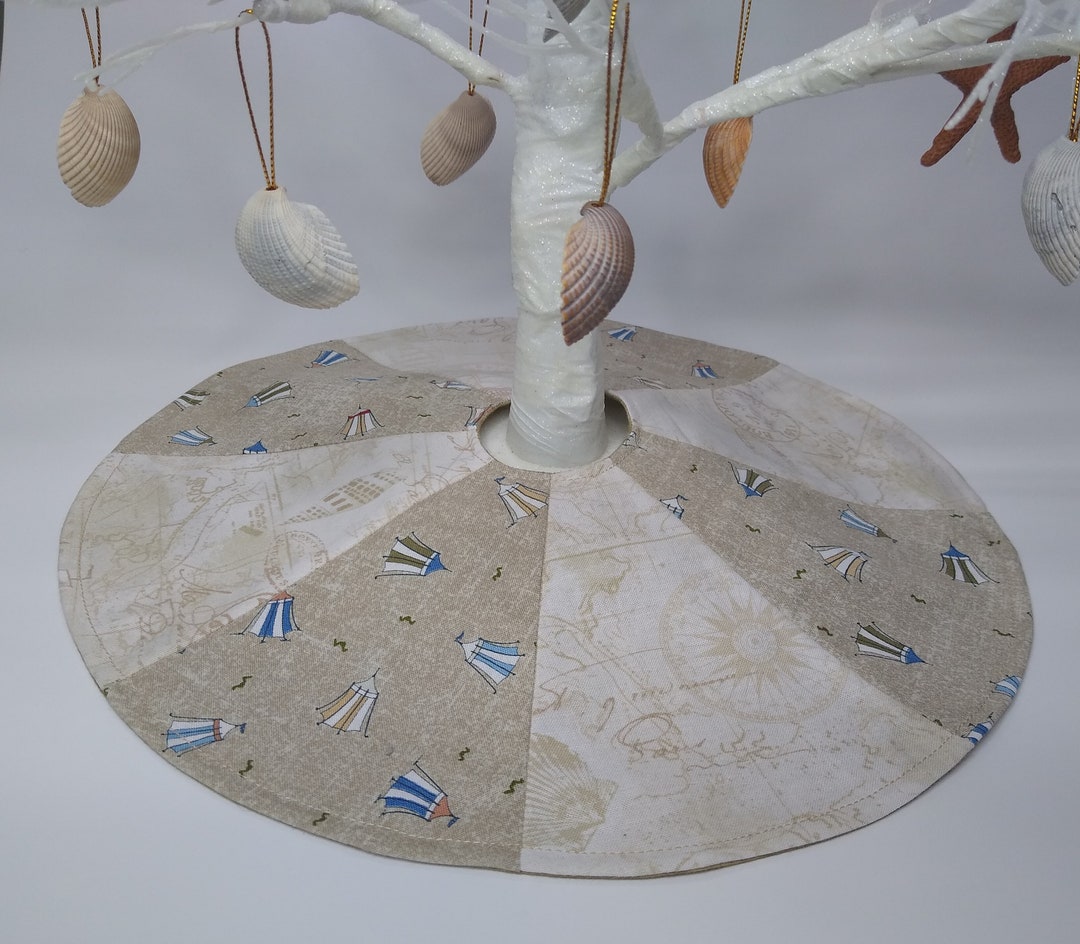 12 Summer Tabletop Tree Skirt. Small Round Huts on the Beach Print