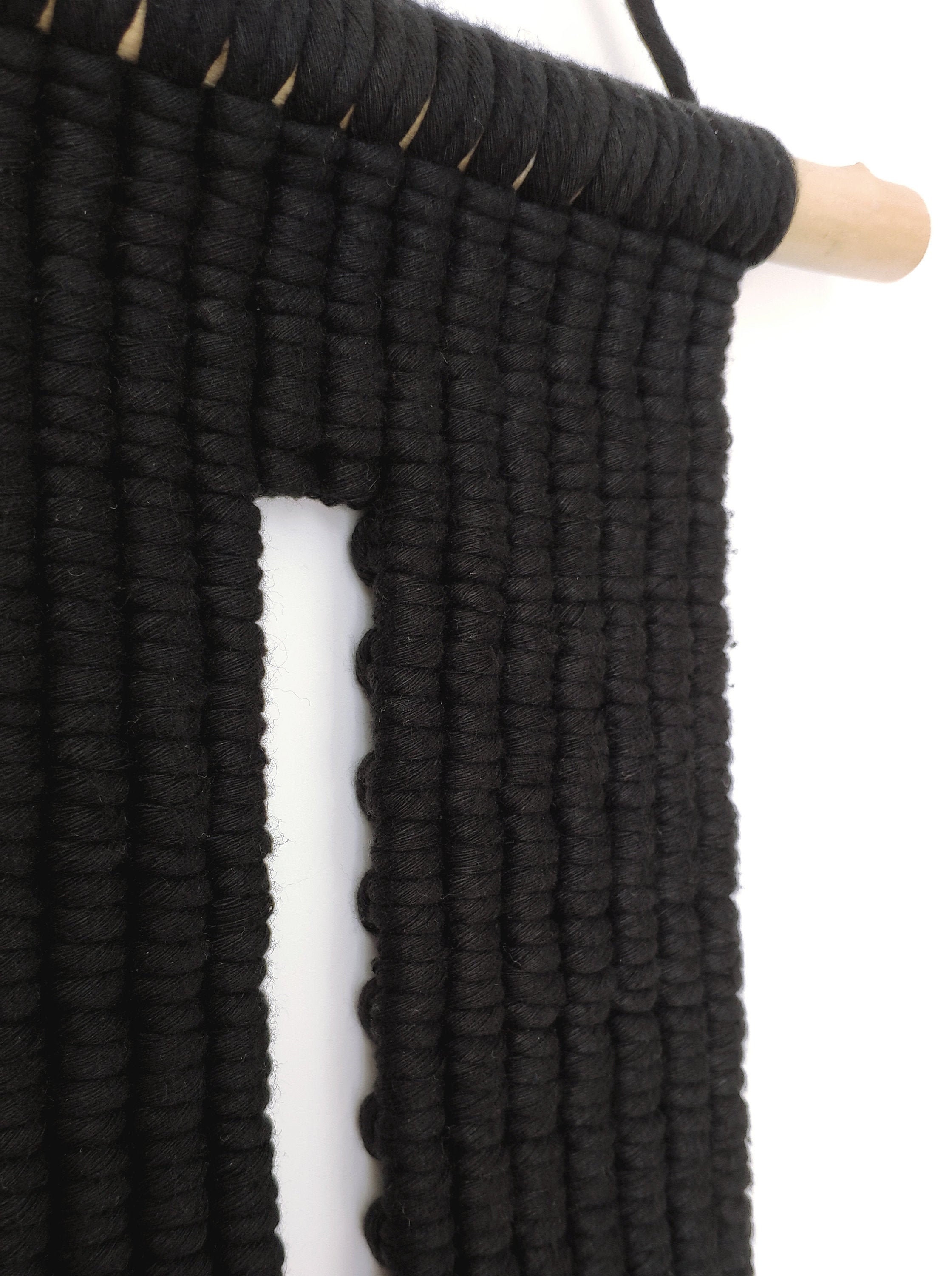 Macramé Mural Noir avec Ouverture Au Centre