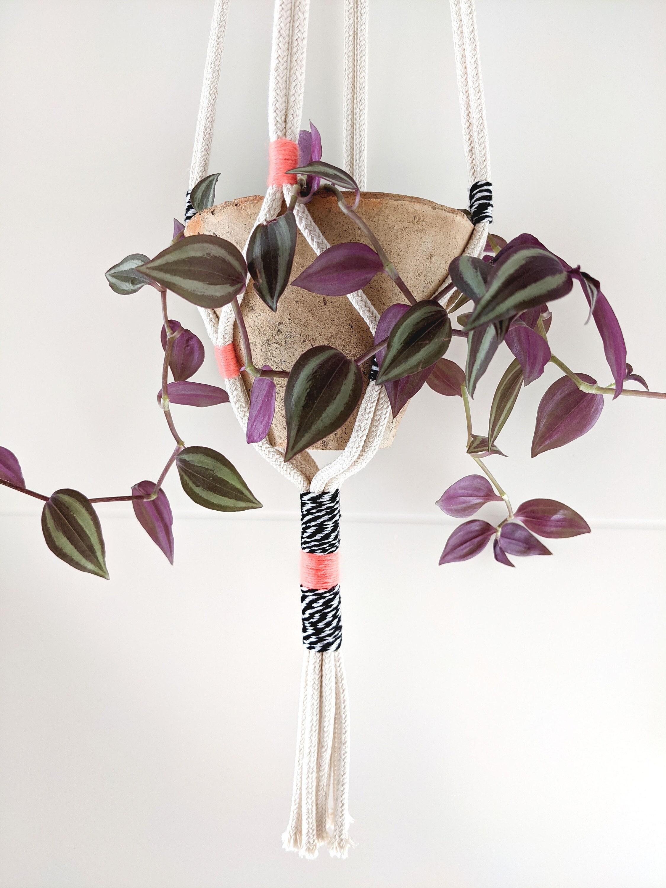 Suspension en Macramé Pour Plante // Fils de Couleurs Corail Fluo et Bicolore Noir Blanc