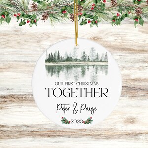 Wald Keramik Ornament, Paar erste Weihnachtsverzierung personalisiert, unser 1. Weihnachten, neue Paar Weihnachtsgeschenk Idee, Ornament Andenken