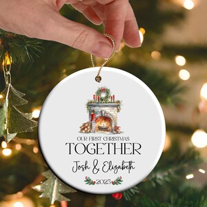 &quot;Paare Weihnachtsverzierung, personalisierte &quot;&quot;unsere erste Weihnachten zusammen&quot;&quot; mit Namen und Datum, neues Paar Weihnachtsandenken, Andenken Geschenk.&quot;
