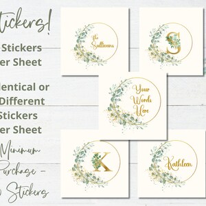 Puede incluir: Cuatro diseños de pegatinas diferentes que presentan una corona dorada con hojas verdes y purpurina dorada. Los diseños incluyen el texto "The Sullivans", "Your Words Here", "Kathleen" y una letra "K". El texto está en una fuente dorada. Las pegatinas se venden en juegos de cuatro.