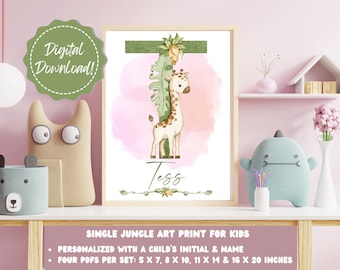 Könnte beinhalten: Ein druckbarer Kunstdruck im Dschungel-Thema mit einer Giraffe, die vor einem grünen Buchstaben T steht. Der Druck ist mit dem Namen "Tess" personalisiert und in vier Größen erhältlich: 5x7, 8x10, 11x14 und 16x20 Zoll.