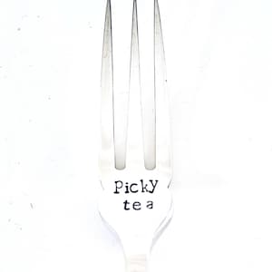 Può includere: Forchetta d'argento con le parole "Picky tea" incise sul manico.